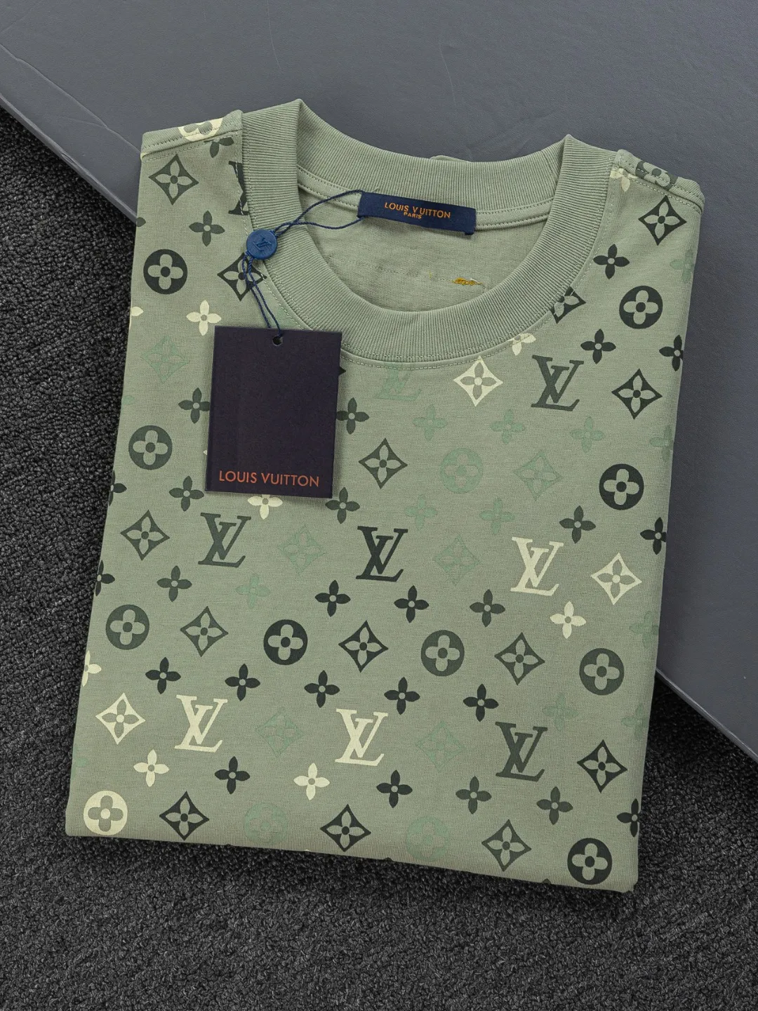 🅿️200 Louis Vuitton 1V LV lv slightly wide version S-XL LV 26ss new products are available at the counter simultaneously. Multiple craftsmanship. Chest patch letters 🪡 embroidery. Back patch letters four-leaf clover 🍀🪡 embroidery. Round neck short-sleeved T-shirt, same style for men and women! Consigned to one-to-one creation. Synchronized with the official website, pure cotton fabrics at the counter! It is close to the skin and comfortable, durable and easy to wear. It has a classic and simple logo design and meticulous original craftsmanship. Short-sleeves, a must-have item for men, do not appear to be the same for the general public, but must be unique and eye-catching. This LV short-sleeve is all about quality, comfort, the same shape and fashion as always, including fabrics and cutting techniques. All of them have been made with great effort! 320 grams of washed pure cotton fabric, pure cotton is breathable, very refreshing and comfortable for daily wear. The rib knitting on the neckline is smooth and tight, and the neckline will not be skewed if you toss it at will. The loose version, you will find that it looks really good on the upper body. The overall is minimalist and neat, super versatile for daily use! Pair it casually with a pair of pants for a youthful look. A T-shirt will make your outfit crazy. It is a fashionable item that can never go wrong! Color: Green Blue Purple Size: S-XL Size chart: S: Shoulder width 50-Bust 56-Length 70 M: Shoulder width 52-Bust 57-Length 72 L: Shoulder width 54-Bust 59-Length 74 XL: Shoulder width 56-Bust 62-Length 76